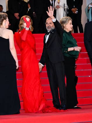 IPA84692544 - Cannes, 79th Cannes Film Festival 2026, evening 3 - red carpet of HISTOIRES PARALLÃˆLES (PARALLEL TALES). Pictured: Isabelle Huppert, Asghar Farhadi, Catherine Deneuve  Copyright: xTerenghi Ipa-Agency.netx xPoolxPhotoxEventsx07x 84692544