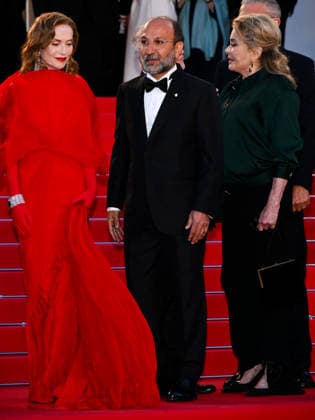 IPA84692529 - Cannes, 79th Cannes Film Festival 2026, evening 3 - red carpet of HISTOIRES PARALLÃˆLES (PARALLEL TALES). Pictured: Isabelle Huppert, Asghar Farhadi, Catherine Deneuve  Copyright: xTerenghi Ipa-Agency.netx xPoolxPhotoxEventsx07x 84692529