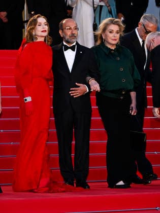 IPA84692532 - Cannes, 79th Cannes Film Festival 2026, evening 3 - red carpet of HISTOIRES PARALLÃˆLES (PARALLEL TALES). Pictured: Isabelle Huppert, Asghar Farhadi, Catherine Deneuve  Copyright: xTerenghi Ipa-Agency.netx xPoolxPhotoxEventsx07x 84692532