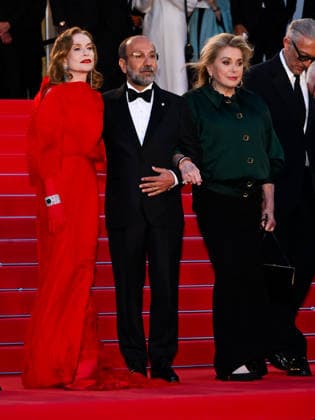 IPA84692535 - Cannes, 79th Cannes Film Festival 2026, evening 3 - red carpet of HISTOIRES PARALLÃˆLES (PARALLEL TALES). Pictured: Isabelle Huppert, Asghar Farhadi, Catherine Deneuve  Copyright: xTerenghi Ipa-Agency.netx xPoolxPhotoxEventsx07x 84692535