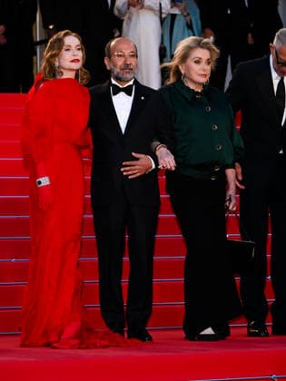 IPA84692538 - Cannes, 79th Cannes Film Festival 2026, evening 3 - red carpet of HISTOIRES PARALLÃˆLES (PARALLEL TALES). Pictured: Isabelle Huppert, Asghar Farhadi, Catherine Deneuve  Copyright: xTerenghi Ipa-Agency.netx xPoolxPhotoxEventsx07x 84692538