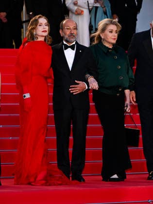 IPA84692540 - Cannes, 79th Cannes Film Festival 2026, evening 3 - red carpet of HISTOIRES PARALLÃˆLES (PARALLEL TALES). Pictured: Isabelle Huppert, Asghar Farhadi, Catherine Deneuve  Copyright: xTerenghi Ipa-Agency.netx xPoolxPhotoxEventsx07x 84692540