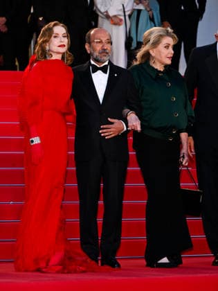 IPA84692542 - Cannes, 79th Cannes Film Festival 2026, evening 3 - red carpet of HISTOIRES PARALLÃˆLES (PARALLEL TALES). Pictured: Isabelle Huppert, Asghar Farhadi, Catherine Deneuve  Copyright: xTerenghi Ipa-Agency.netx xPoolxPhotoxEventsx07x 84692542
