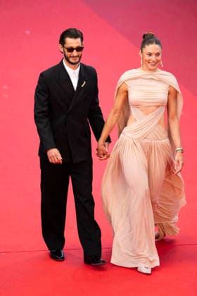 Cannes Histoires Paralleles Red Carpet EB French actor Pierre Niney and his partner Australian actress Natasha Andrews arrive for the screening of the film Histoires Paralleles (Parallel Tales) at the 79th edition of the Cannes Film Festival in Cannes, southern France on May 14, 2026.Photo by Eliot Blondet ABACAPRESS.COM Cannes France France  Copyright: xBlondetxEliot ABACAx