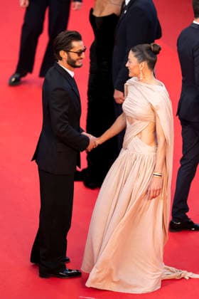 Cannes Histoires Paralleles Red Carpet EB French actor Pierre Niney and his partner Australian actress Natasha Andrews arrive for the screening of the film Histoires Paralleles (Parallel Tales) at the 79th edition of the Cannes Film Festival in Cannes, southern France on May 14, 2026.Photo by Eliot Blondet ABACAPRESS.COM Cannes France France  Copyright: xBlondetxEliot ABACAx
