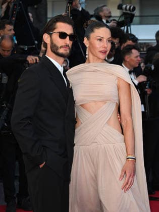 IPA84693656 - Cannes, 79th Cannes Film Festival 2026, evening 3 - red carpet of Histoires Paralleles (Parallel Tales). Pictured are Pierre Niney, Natasha Andrews  Copyright: xManuelexMangiarottix xPoolxPhotoxEventsx07x 84693656