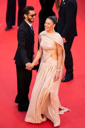 Cannes Histoires Paralleles Red Carpet EB French actor Pierre Niney and his partner Australian actress Natasha Andrews arrive for the screening of the film Histoires Paralleles (Parallel Tales) at the 79th edition of the Cannes Film Festival in Cannes, southern France on May 14, 2026.Photo by Eliot Blondet ABACAPRESS.COM Cannes France France  Copyright: xBlondetxEliot ABACAx