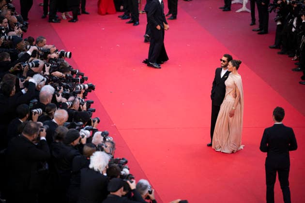 Cannes Histoires Paralleles Red Carpet EB French actor Pierre Niney and his partner Australian actress Natasha Andrews arrive for the screening of the film Histoires Paralleles (Parallel Tales) at the 79th edition of the Cannes Film Festival in Cannes, southern France on May 14, 2026.Photo by Eliot Blondet ABACAPRESS.COM Cannes France France  Copyright: xBlondetxEliot ABACAx