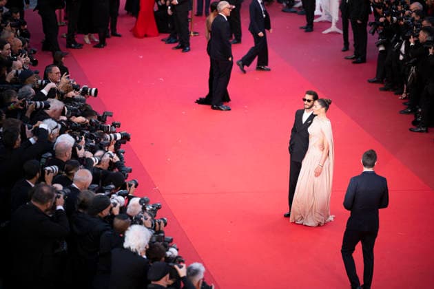 Cannes Histoires Paralleles Red Carpet EB French actor Pierre Niney and his partner Australian actress Natasha Andrews arrive for the screening of the film Histoires Paralleles (Parallel Tales) at the 79th edition of the Cannes Film Festival in Cannes, southern France on May 14, 2026.Photo by Eliot Blondet ABACAPRESS.COM Cannes France France  Copyright: xBlondetxEliot ABACAx
