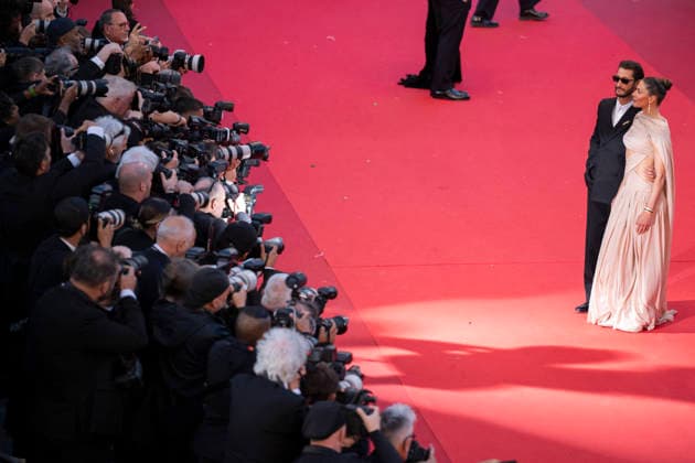 Cannes Histoires Paralleles Red Carpet EB French actor Pierre Niney and his partner Australian actress Natasha Andrews arrive for the screening of the film Histoires Paralleles (Parallel Tales) at the 79th edition of the Cannes Film Festival in Cannes, southern France on May 14, 2026.Photo by Eliot Blondet ABACAPRESS.COM Cannes France France  Copyright: xBlondetxEliot ABACAx