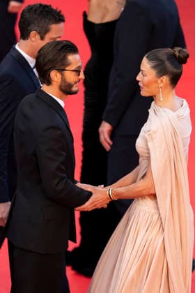 Cannes Histoires Paralleles Red Carpet EB French actor Pierre Niney and his partner Australian actress Natasha Andrews arrive for the screening of the film Histoires Paralleles (Parallel Tales) at the 79th edition of the Cannes Film Festival in Cannes, southern France on May 14, 2026.Photo by Eliot Blondet ABACAPRESS.COM Cannes France France  Copyright: xBlondetxEliot ABACAx