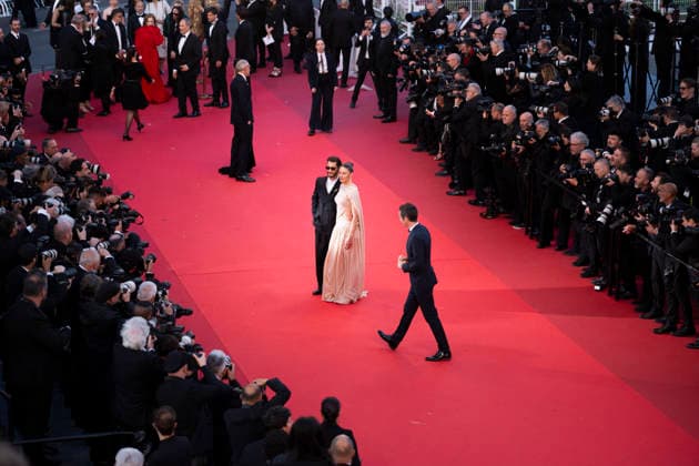 Cannes Histoires Paralleles Red Carpet EB French actor Pierre Niney and his partner Australian actress Natasha Andrews arrive for the screening of the film Histoires Paralleles (Parallel Tales) at the 79th edition of the Cannes Film Festival in Cannes, southern France on May 14, 2026.Photo by Eliot Blondet ABACAPRESS.COM Cannes France France  Copyright: xBlondetxEliot ABACAx