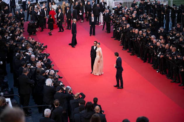 Cannes Histoires Paralleles Red Carpet EB French actor Pierre Niney and his partner Australian actress Natasha Andrews arrive for the screening of the film Histoires Paralleles (Parallel Tales) at the 79th edition of the Cannes Film Festival in Cannes, southern France on May 14, 2026.Photo by Eliot Blondet ABACAPRESS.COM Cannes France France  Copyright: xBlondetxEliot ABACAx