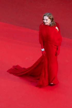 Isabelle Huppert Montée des marches du film Histoires parallèles lors du 79ème Festival International du Film de Cannes, le 14 mai 2026 Camilla Canalini Bestimage Red carpet for Parallel tales at the 79th Cannes International Film Festival on May 14, 2026 Cannes France  Copyright: xCamillaxCanalinix xBestimagexCamillaxCanalinix xBestimagex