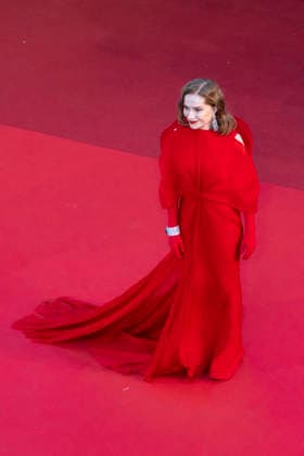 Isabelle Huppert Montée des marches du film Histoires parallèles lors du 79ème Festival International du Film de Cannes, le 14 mai 2026 Camilla Canalini Bestimage Red carpet for Parallel tales at the 79th Cannes International Film Festival on May 14, 2026 Cannes France  Copyright: xCamillaxCanalinix xBestimagexCamillaxCanalinix xBestimagex