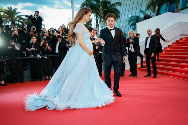 79ème Festival International du Film de Cannes Montée des marches du film Histoires Parallèles 79th International Cannes Film Festival Red Carpet with Parallel Tales 456016 2026 05 14 Cannes France Sprouse, Dylan Palvin, Barbara  Copyright: xLionelxGuericolas MPPx STAR_456016_019