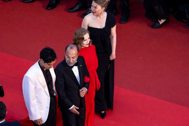 Adam Bessa, Asghar Farhadi, Isabelle Huppert, India Hair Montée des marches du film Histoires parallèles lors du 79ème Festival International du Film de Cannes, le 14 mai 2026 Camilla Canalini Bestimage Red carpet for Parallel tales at the 79th Cannes International Film Festival on May 14, 2026 Cannes France  Copyright: xCamillaxCanalinix xBestimagexCamillaxCanalinix xBestimagex