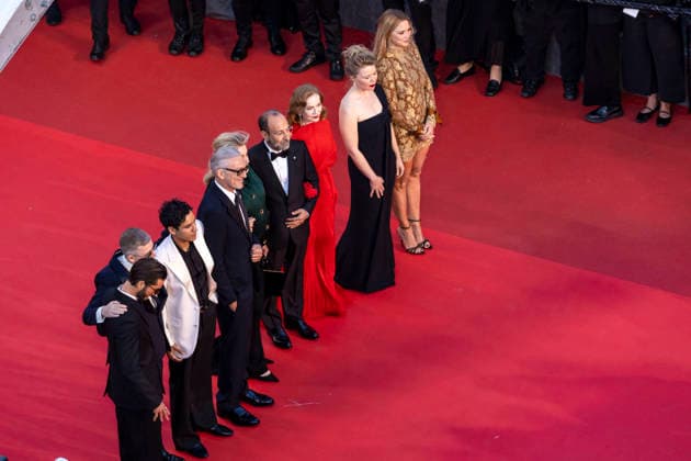 Pierre Niney, Alexandre Mallet Guy, Adam Bessa, Vincent Cassel, Catherine Deneuve, Asghar Farhadi, Isabelle Huppert, India Hair Montée des marches du film Histoires parallèles lors du 79ème Festival International du Film de Cannes, le 14 mai 2026 Camilla Canalini Bestimage Red carpet for Parallel tales at the 79th Cannes International Film Festival on May 14, 2026 Cannes France  Copyright: xCamillaxCanalinix xBestimagexCamillaxCanalinix xBestimagex