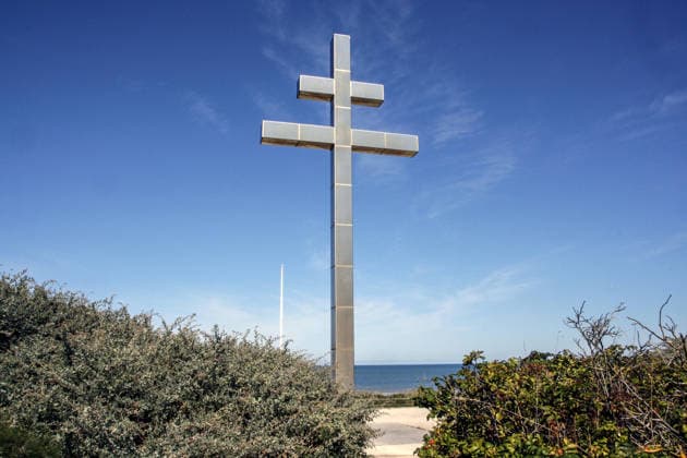 15.09.2024, Courseulles-sur-Mer-Juno Beach, Frankreich - Juno Beach ist ein Strandabschnitt in der Naehe von Courseulles-sur-Mer, wo die Allierten Streitkraefte am 6. Juni 1944 an Land gingen, um Europa von der Nazi-Herrschaft zu befreien. Juno Beach war einer der fuenf Hauptlandungsabschnitte der Alliierten in der Normandie am D-Day (6. Juni 1944). Er liegt in Frankreich zwischen Bernieres-sur-Mer und Courseulles-sur-Mer und war der Hauptsektor fuer die kanadischen Truppen, die unter schweren Verlusten landeten. Foto: Ein grosses Stahlkreuz am Strand erinnert an die gefallenen Soldaten. *** 15 09 2024, Courseulles sur Mer Juno Beach, France Juno Beach is a stretch of beach near Courseulles sur Mer where the Allied forces landed on June 6,