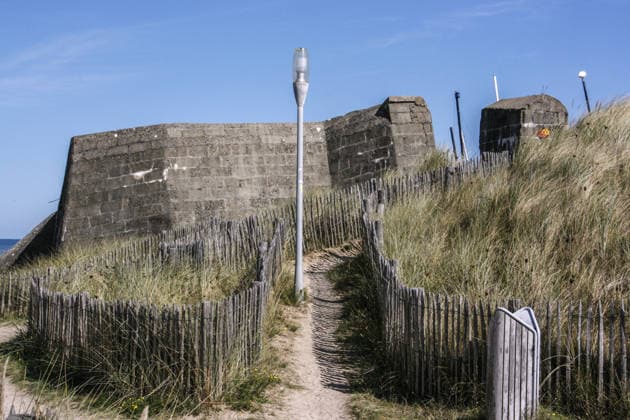 15.09.2024, Courseulles-sur-Mer-Juno Beach, Frankreich - Juno Beach ist ein Strandabschnitt in der Naehe von Courseulles-sur-Mer, wo die Allierten Streitkraefte am 6. Juni 1944 an Land gingen, um Europa von der Nazi-Herrschaft zu befreien. Juno Beach war einer der fuenf Hauptlandungsabschnitte der Alliierten in der Normandie am D-Day (6. Juni 1944). Er liegt in Frankreich zwischen Bernieres-sur-Mer und Courseulles-sur-Mer und war der Hauptsektor fuer die kanadischen Truppen, die unter schweren Verlusten landeten. Foto: Bunkeranlagen der Deutschen Wehrmacht am Strand von Juno Beach. *** 15 09 2024, Courseulles sur Mer Juno Beach, France Juno Beach is a stretch of beach near Courseulles sur Mer where the Allied forces landed on June 6, 1944,