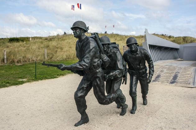 17.09.2024, Utah Beach, Frankreich - Utah Beach ist ein Strandabschnitt in der Normandie, wo die Allierten Streitkraefte am 6. Juni 1944 an Land gingen, um Europa von der Nazi-Herrschaft zu befreien. Der Utah Beach ist einer der fuenf historischen Landungsabschnitte der Alliierten in der Normandie (Operation Neptune) vom 6. Juni 1944. Utah Beach war bei der Landung der Alliierten in der Normandie im Zweiten Weltkrieg der Deckname fuer einen franzoesischen Kuestenabschnitt von knapp fuenf Kilometern Laenge zwischen Pouppeville und La Madeleine am Fuss der Halbinsel Cotentin, in der Landschaft Plain, im DÃ partement Manche. Foto: Utah Beach Higgins Boat Memorial - Sainte Marie-du-Mont Normandie. Das Denkmal wurde fuer den Konstrukteur Andrew