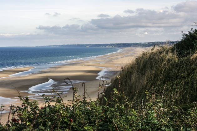 16.09.2024, Omaha Beach, Frankreich - Omaha Beach ist ein Strandabschnitt in der Normandie, wo die Allierten Streitkraefte am 6. Juni 1944 an Land gingen, um Europa von der Nazi-Herrschaft zu befreien. Der Omaha Beach ist einer der fuenf historischen Landungsabschnitte der Alliierten in der Normandie (Operation Neptune) vom 6. Juni 1944. Er erstreckt sich ueber die Gemeinden Colleville-sur-Mer, Saint-Laurent-sur-Mer und Vierville-sur-Mer. Foto: Der Strandabschnitt von Omaha Beach, wo die Allierten Streitkraeft am 6. Juni 1944 an Land gingen. *** 16 09 2024, Omaha Beach, France Omaha Beach is a stretch of beach in Normandy where the Allied forces landed on June 6, 1944, to liberate Europe from Nazi rule Omaha Beach is one of the five histori