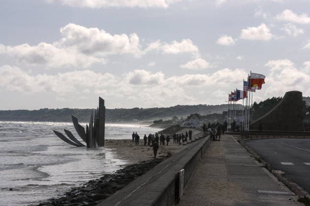 16.09.2024, Omaha Beach, Frankreich - Omaha Beach ist ein Strandabschnitt in der Normandie, wo die Allierten Streitkraefte am 6. Juni 1944 an Land gingen, um Europa von der Nazi-Herrschaft zu befreien. Der Omaha Beach ist einer der fuenf historischen Landungsabschnitte der Alliierten in der Normandie (Operation Neptune) vom 6. Juni 1944. Er erstreckt sich ueber die Gemeinden Colleville-sur-Mer, Saint-Laurent-sur-Mer und Vierville-sur-Mer. Foto: Der Strandabschnitt von Omaha Beach, wo die Allierten Streitkraeft am 6. Juni 1944 an Land gingen. Im Wasser ein Denkmal zur Erinnerung an die Landungsoperation. *** 16 09 2024, Omaha Beach, France Omaha Beach is a stretch of beach in Normandy where the Allied forces disembarked on June 6, 1944 to li