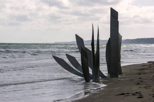 16.09.2024, Omaha Beach, Frankreich - Omaha Beach ist ein Strandabschnitt in der Normandie, wo die Allierten Streitkraefte am 6. Juni 1944 an Land gingen, um Europa von der Nazi-Herrschaft zu befreien. Der Omaha Beach ist einer der fuenf historischen Landungsabschnitte der Alliierten in der Normandie (Operation Neptune) vom 6. Juni 1944. Er erstreckt sich ueber die Gemeinden Colleville-sur-Mer, Saint-Laurent-sur-Mer und Vierville-sur-Mer. Foto: Der Strandabschnitt von Omaha Beach, wo die Allierten Streitkraeft am 6. Juni 1944 an Land gingen. Im Wasser ein Denkmal zur Erinnerung an die Landungsoperation. *** 16 09 2024, Omaha Beach, France Omaha Beach is a stretch of beach in Normandy where the Allied forces disembarked on June 6, 1944 to li