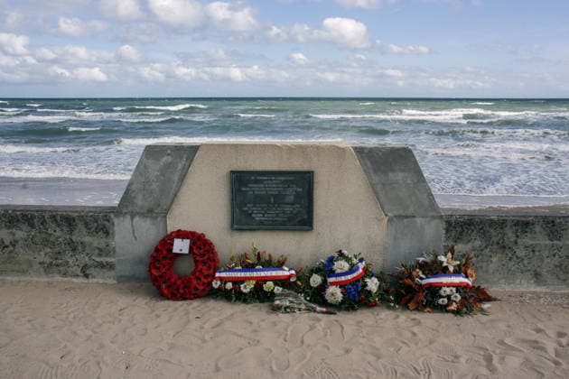 16.09.2024, Omaha Beach, Frankreich - Omaha Beach ist ein Strandabschnitt in der Normandie, wo die Allierten Streitkraefte am 6. Juni 1944 an Land gingen, um Europa von der Nazi-Herrschaft zu befreien. Der Omaha Beach ist einer der fuenf historischen Landungsabschnitte der Alliierten in der Normandie (Operation Neptune) vom 6. Juni 1944. Er erstreckt sich ueber die Gemeinden Colleville-sur-Mer, Saint-Laurent-sur-Mer und Vierville-sur-Mer. Foto: Gedenkstein zur Erinnerung an die Landungsoperation am Strand von Omaha Beach. *** 16 09 2024, Omaha Beach, France Omaha Beach is a stretch of beach in Normandy where the Allied forces landed on June 6, 1944 to liberate Europe from Nazi rule Omaha Beach is one of the five historic Allied landing beac