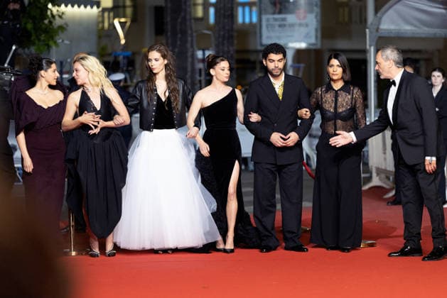 Sonia Faidi, Kim Higelin Bijoux Tasaki , Marion Le Corroler, Mara Taquin, Sami Outalbali et Carole Lambert Montée des marches du film Sanguine lors du 79ème Festival International du Film de Cannes, le 14 mai 2026 Olivier Borde Bestimage Red carpet for Species at the 79th Cannes International Film Festival on May 14, 2026 Cannes France  Copyright: xOLIVIERxBORDEx xBESTIMAGExOLIVIERxBORDEx xBESTIMAGEx