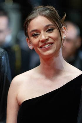 Mara Taquin Montée des marches du film Sanguine lors du 79ème Festival International du Film de Cannes, le 14 mai 2026 Olivier Borde Bestimage Red carpet for Species at the 79th Cannes International Film Festival on May 14, 2026 Cannes France  Copyright: xOLIVIERxBORDEx xBESTIMAGExOLIVIERxBORDEx xBESTIMAGEx