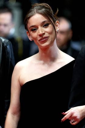 Mara Taquin Montée des marches du film Sanguine lors du 79ème Festival International du Film de Cannes, le 14 mai 2026 Olivier Borde Bestimage Red carpet for Species at the 79th Cannes International Film Festival on May 14, 2026 Cannes France  Copyright: xOLIVIERxBORDEx xBESTIMAGExOLIVIERxBORDEx xBESTIMAGEx