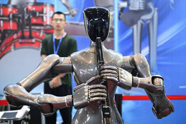 HANGZHOU, CHINA - MAY 14: A humanoid robot plays musical instrument during the 2nd Hangzhou International Humanoid Robot and Robot Technology Exhibition 2026 on May 14, 2026 in Hangzhou, Zhejiang Province of China.  Copyright: xVCGx 111641476871