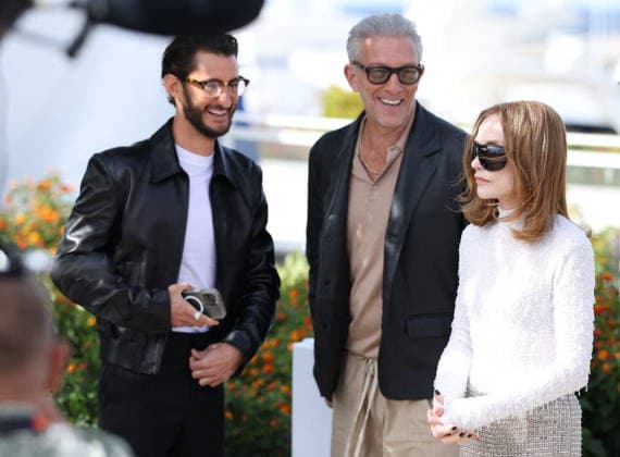 Cannes - Histoires Paralleles Photocall Vincent Cassel, Pierre Niney, Isabelle Huppert attending the Histoires Paralleles photocall during the 79th Cannes Film Festival in Cannes, France on May 15, 2026. Photo by ABACAPRESS.COM Cannes France  Copyright: xDominexJerome ABACAx