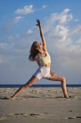 Frau praktiziert Reverse Warrior Pose oder Viparita Virabhadrasana an einem Sandstrand während einer Yoga Sitzung im Freien am Meer Woman practicing Reverse Warrior Pose, or Viparita Virabhadrasana, on a sandy beach during an outdoor yoga session by the sea Copyright: imageBROKER DmitryxRukhlenko ibxdmr17676501.jpg ,model released, Symbolfoto ,property released