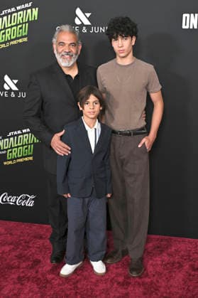 Hemky Madera with sons at the world premiere of the movie Star Wars The Mandalorian and Grogu at the TCL Chinese Theatre Los Angeles, 014 05 2026 Foto:xD.xStarbuckx xFuturexImagex mandalorian_worldpremiere_6577