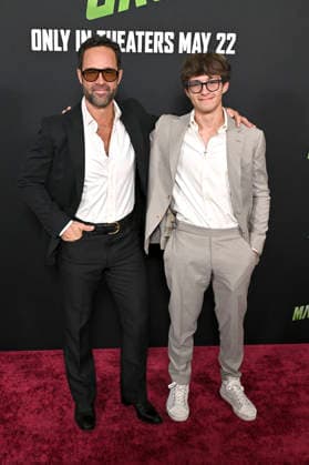 Chris Diamantopoulos with son Rex Diamantopolous at the world premiere of the movie Star Wars The Mandalorian and Grogu at the TCL Chinese Theatre Los Angeles, 014 05 2026 Foto:xD.xStarbuckx xFuturexImagex mandalorian_worldpremiere_6626