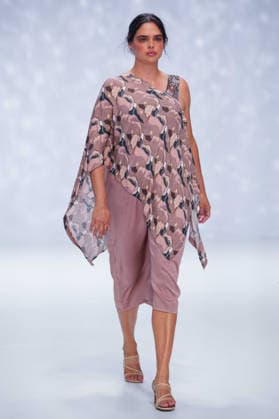 Australian Fashion Week 2026 - Runway - Ngali Samantha Harris walks the runway during the Ngali Wander with Wonder Runway show at Australian Fashion Week 2026 at the Museum of Contemporary Art on May 15, 2026 in Sydney, Australia., Credit:IOIO IMAGES IOIO Avalon Australia, New South Wales, Sydney, Museum of Contemporary Art  Copyright: xIOIOxIMAGESx xIOIOx xAvalonx 1099146051