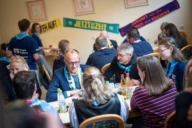 Katholikentag 2026 in Würzburg Bundeskanzler bei der Helfendenverpflegung;Bundeskanzler Friedrich Merz besucht den Katholikentag und nimmt an der Verpflegung der freiwilligen Helfer teil, Würzburg Bayern Deutschland Erinnerungsort ILBA *** Katholikentag 2026 in Würzburg Federal Chancellor at the catering for volunteers Federal Chancellor Friedrich Merz visits the Katholikentag and takes part in the catering for volunteers, Würzburg Bavaria Germany Place of remembrance ILBA