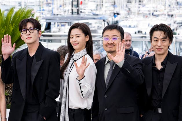 79th Cannes Film Festival Photocall of the movie -Gun-Che (Colony)- Palais des Festivals - Cannes, France Ji Chang Wook;Jun Ji-hyun;Yeon Sang-ho;Koo Kyo-hwan 79th Cannes Film Festival Photocall of the movie -Gun-Che (Colony)- Palais des Festivals - Cannes, France 15th May 2026 SGPItalia id 134688_036 *Not Exclusive  Copyright: xALFONSOxCATALANO SGPITALIAx