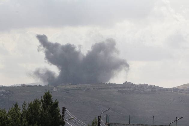 News Bilder des Tages Israeli army continues attacks on southern Lebanon despite ceasefire NABATIEH, LEBANON - MAY 15: Smoke rises from the town of Kfar Tibnit in the Nabatieh Governorate of southern Lebanon following an attack by the Israeli army on May 15, 2026. Despite the ongoing ceasefire agreement, Israeli forces targeted the area. Ramiz Dallah Anadolu Nabatieh Lebanon. Editorial use only. Please get in touch for any other usage.  Copyright: x2026xAnadoluxRamizxDallahx
