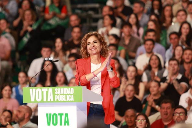 News Bilder des Tages Sanchez tucks Montero in the closing bell held in Seville The general secretary of the PSOE A and candidate for the Presidency of the Junta, María Jesús Montero, intervenes in the closing act of the Andalusian socialists A May 15, 2026 in Seville Andalusia, Spain María Jesús Montero, has put the finishing touch to his campaign with an act in the Palace of Exhibitions and Congresses of Seville Fibes in which, as on three previous occasions during the campaign, she was accompanied by the President of the Government and leader of the PSOE, Pedro Sánchez. This was the sixth rally in Andalusia with the former First Vice-President of his Executive in barely a month, including two during the pre-campaign 15 MAY 2026 María José Ló Sevilla Andaluci  Copyright: xMariaxJosÃ xLopezx 7525764