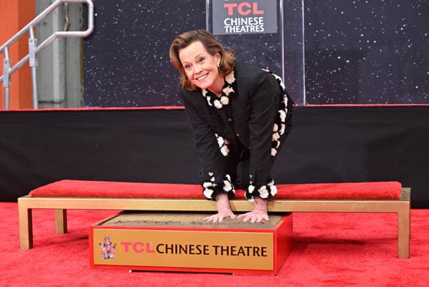Entertainment Bilder des Tages Sigourney Weaver Hand and Footprint In Cement Ceremony Sigourney Weaver attending Sigourney Weaver™s Hand and Footprint In Cement Ceremony at the TCL Chinese Theatre on May 15, 2026 in Hollywood, CA. Hollywood TCL Chinese Theatre California USA Copyright: xLisaxOConnorx xAFF-USA.comx