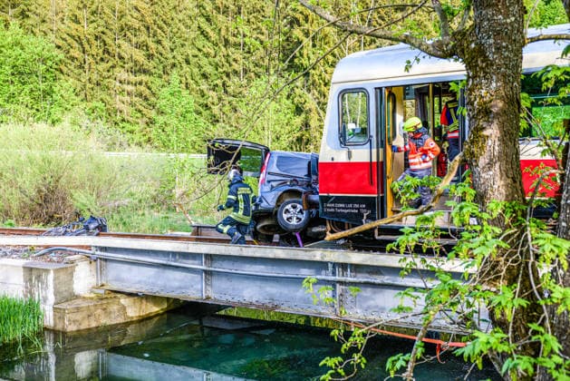 News Bilder des Tages Schweres Unglück in Trochtelfingen, Am Hohen Turm in Trochtelfingen (Landkreis Reutlingen) hat ein Triebwagen einen Pkw erfasst. Das Fahrzeug wurde dabei teilweise unter dem Bahnwaggon eingeklemmt. Einsatzkräfte von Feuerwehr und Rettungsdienst führen derzeit die technische Rettung durch, ein Rettungshubschrauber aus Ulm ist ebenfalls vor Ort. Nach ersten Erkenntnissen wurde mindestens eine Person schwer verletzt. Trochtelfingen Baden-Württemberg Deutschland Trochtelfingen *** Serious accident in Trochtelfingen, Am Hohen Turm in Trochtelfingen district of Reutlingen, a railcar has hit a car The vehicle was partially trapped under the railcar Emergency services from the fire and rescue services are currently carrying out the technical re Copyright: x xonw-imagesx xNicklasxWaltherx