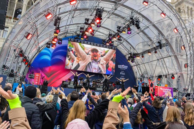 wien, österreich, 15. mai 2026, esc village vor dem rathaus, eurovision song contest, fans tanzen zu dem song ymca von village people Copyright: xx