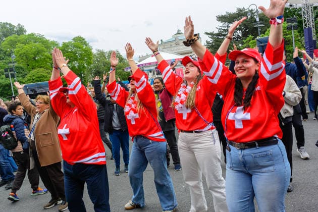 wien, österreich, 15. mai 2026, esc village vor dem rathaus, eurovision song contest, schweizer fans tanzen zu dem song ymca von village people Copyright: xx