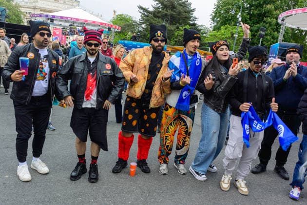 wien, österreich, 15. mai 2026, esc village vor dem rathaus, eurovision song contest, griechische fans mit kostümen vor der bühne Copyright: xx