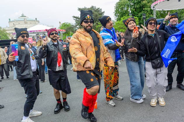 wien, österreich, 15. mai 2026, esc village vor dem rathaus, eurovision song contest, griechische fans mit kostümen vor der bühne Copyright: xx