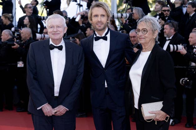 Philippe Lacheau et ses parents Gérard et Huguette Montée des marches du film Karma lors du 79ème Festival International du Film de Cannes, le 15 mai 2026 Olivier Borde Bestimage Red carpet for Karma at the 79th Cannes International Film Festival on May 15, 2026 Cannes France  Copyright: xOLIVIERxBORDEx xBESTIMAGExOLIVIERxBORDEx xBESTIMAGEx