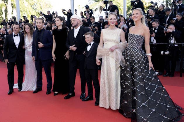 Jason Berger, Amy Laslett, Edouard Philipponnat, Ella Blue Travolta Audemars Piguet Watch , John Travolta, Clark Shotwell, Kelly B Eviston, Olga Hoffmann Montée des marches du film Karma lors du 79ème Festival International du Film de Cannes, le 15 mai 2026 Olivier Borde Bestimage Red carpet for Karma at the 79th Cannes International Film Festival on May 15, 2026 Cannes France  Copyright: xOLIVIERxBORDEx xBESTIMAGExOLIVIERxBORDEx xBESTIMAGEx